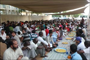 Awqaf and Minors Affairs Foundation Distributes 400 Iftar Meals Daily to Laborers through Holy Month