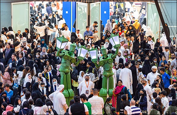 Roaming Display of Ornate Light and Colour thrill Visitors at 41st  SIBF