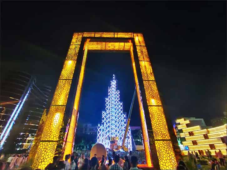 Kolkata's Navratri Celebration Transforms into Mini Dubai' with Burj Khalifa, Dubai Frame & More