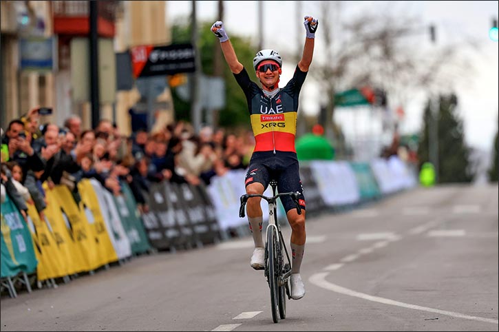 Wellens solos to classy victory on the gravel of Clásica Ja�n