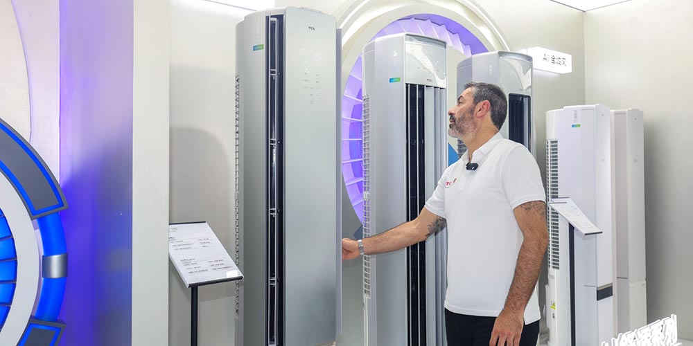 Arsenal Legend Robert Pir�s Visits TCL Air Conditioner Smart Manufacturing Base, Experiencin...