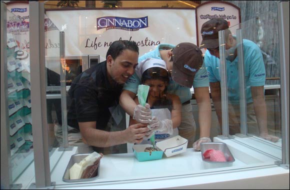 Decorate a Cinnabon Roll at Sahara Centre