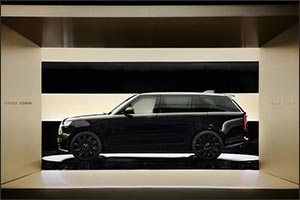 Homage to design purity: range rover sv black makes debut at design miami
